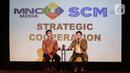 CEO PT Surya Citra Media Tbk Sutanto Hartono (kiri) dan Dirut PT Media Nusantara Citra Tbk David Fernando Audy menyampaikan keterangan usai menandatangani MoU kerja sama di Jakarta, Kamis (12/12/2019). SCM dan MNC menjalin kerja sama untuk meningkatkan sektor bisnis. (Liputan6.com/Faizal Fanani)