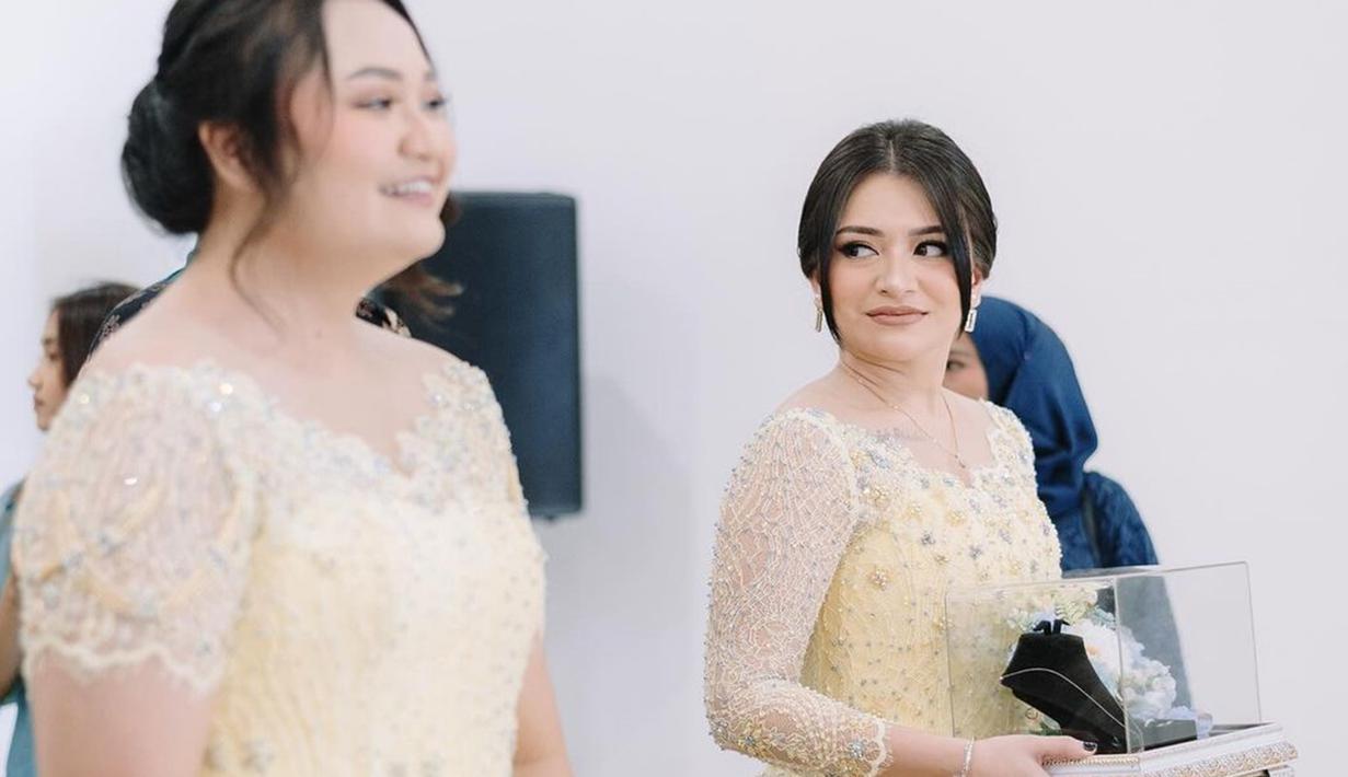 Potongan kebaya yang pas di tubuh Nathalie juga memperlihatkan siluet yang menawan. Penampilannya semakin lengkap dengan pemilihan aksesori minimalis, seperti anting kecil dan gelang emas yang memberikan kesan elegan tanpa berlebihan. Rambut yang ditata oleh hairstylist Opick Mano ini juga membuat wajah Nathalie terlihat lebih muda. (Liputan6.com/IG/@nadyaholscher)