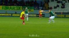 Berita video pemain di Liga Ukraina ini jelas melakukan handball konyol, dan hanya berbuah kartu kuning. This video presented by BallBall.