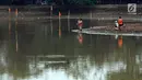 Warga memancing di tengah Setu Babakan yang sedang surut, Jakarta, Jumat (7/7). Menurut petugas, air sengaja disurutkan terkait proyek pengerukan di sekitar hulu Setu Babakan. (Liputan6.com/Helmi Fithriansyah)