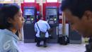 Petugas melakukan pengecekan mesin Anjungan Tunai Mandiri (ATM) di Jakarta, Selasa (17/5). Catatan Bank Indonesia (BI) menunjukkan, pengadaan ATM tidak banyak bertambah signifikan yang hanya mencapai  0,87 %. (Liputan6.com/Angga Yuniar)