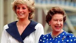 Kekompakan diperlihatkan Putri Diana dan Ratu Elizabeth II. Keduanya tersenyum kepada para simpatisan di luar Clarence House di London. (AP: Photo/Martin Cleaver, File)