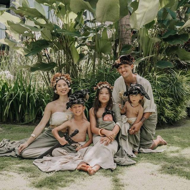 Foto keluarga Irfan dan Jennifer Bachdim. (Foto: Instagram/jenniferbachdim)
