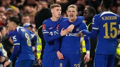 Pemain Chelsea, Conor Gallagher (ketiga kiri) melakukan selebrasi setelah mencetak gol penentu kemenangan timnya saat pertandingan sepak bola putaran kelima Piala FA Inggris melawan Leeds United di Stadion Stamford Bridge, London, Rabu, 28 Februari 2024. (AP Photo/Kirsty Wigglesworth)