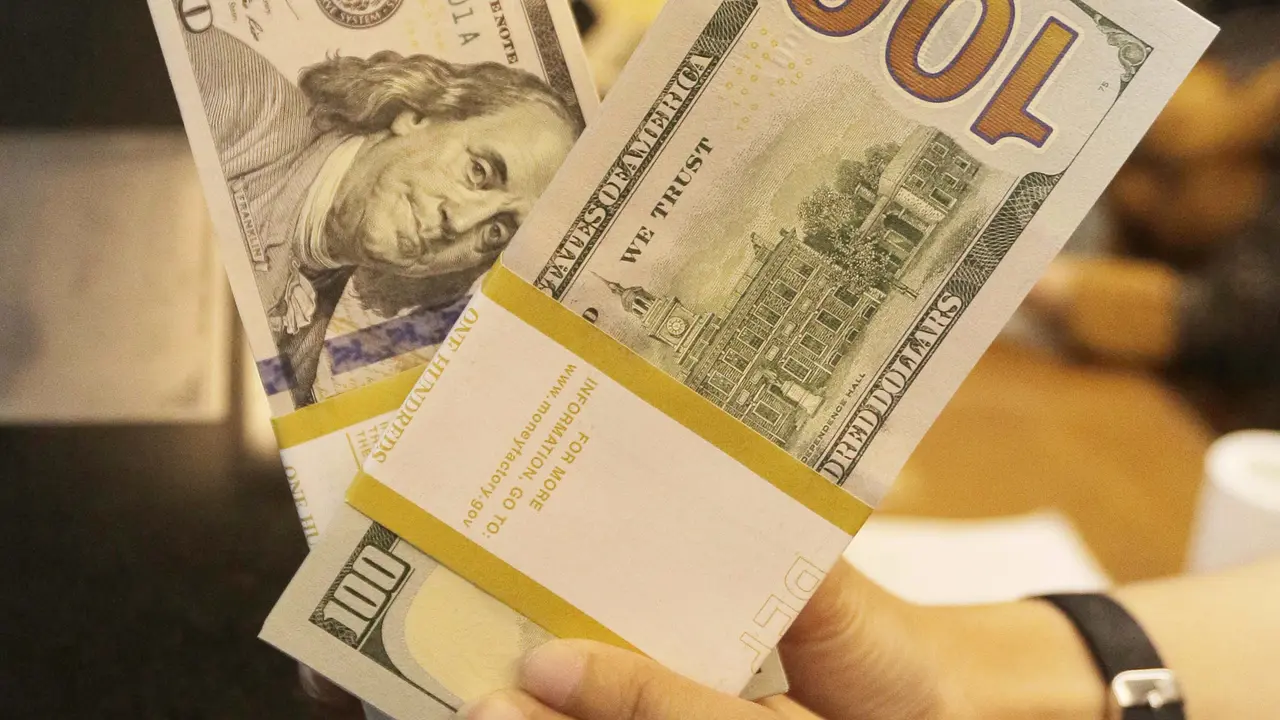 Rupiah Tembus 13.820 per Dolar AS