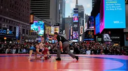 Wasit saat mengawasi pertandingan gulat antara Helen Maroulis (biru) dan Samantha Stewart dari Kanada pada kelas 53kg wanita di Times Square, New York (19/5). (REUTERS/Adrees Latif)