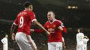  Penyerang Manchester United, Wayne Rooney merayakan golnya bersama Anthony Martial pada lanjutan Liga Premier Inggris di Stadion Old Trafford, Sabtu (02/01/2016). Manchester United menang 2-1. (Reuters/Andrew Yates)