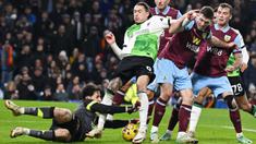 Pemain Liverpool, Darwin Nunez, saat melawan Burnley pada laga pekan ke-19 Premier League 2023/2024 di Stadion Turf Moor, Rabu (27/12/2023). Liverpool menang dua gol tanpa balas. (AFP/Paul Ellis)