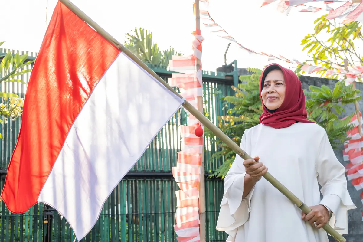 ibu memegang bendera merah putih