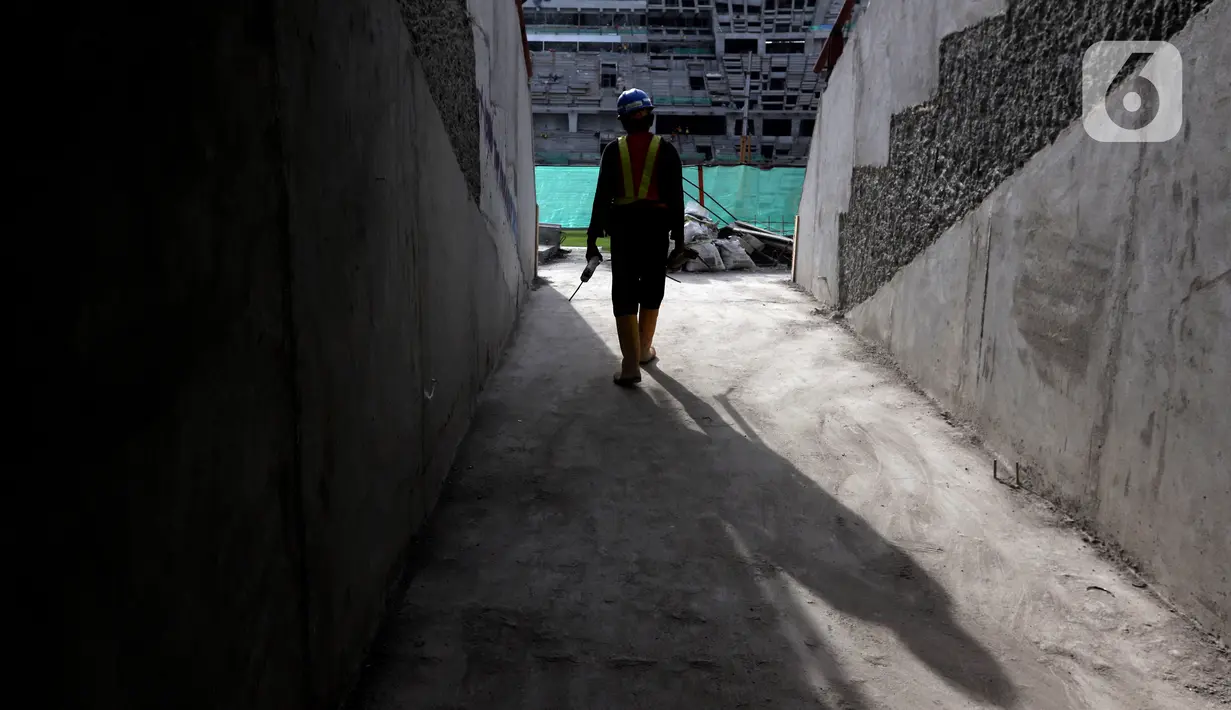 Aktivitas pekerja di area pembangunan Jakarta International Stadium (JIS), Selasa (9/11/2021). Hingga minggu ke-114, progres pembangunan Jakarta International Stadium telah mencapai 81,60 persen dan ditarget selesai pada Desember 2021. (Liputan6.com/Helmi Fithriansyah)
