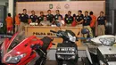 Polda Metro Jaya merilis sejumlah kasus, Jakarta, Senin (15/8). Kasus yang dirilis diantaranya tindak pidana perjudian dan pencucian uang, tindak pencurian dengan kekerasan dan tindak pidana tanpa hak membawa senjata api. (Liputan6.com/Gempur M Surya)