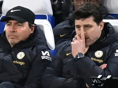 Pelatih Chelsea, Mauricio Pochettino, tampak serius mengamati permainan anak asuhnya saat melawan melawan Leeds United dalam duel putaran kelima FA Cup 2023/2024 di Stadion, Kamis (29/2/2024). The Blues menang tipis dengan skor 3-2. (AFP/Glyn Kirk)