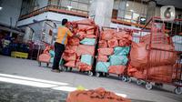 Pekerja menyortir paket dan logistik yang akan didistribusikan di Sentral Pengolahan PT Pos Indonesia (Persero), Jakarta, Jumat (15/5/2020). Pengiriman paket via Pos pada H-9 Lebaran 2020 mencapai 1,8 juta barang atau naik 20 persen dibandingkan periode sama tahun lalu. (Liputan6.com/Faizal Fanani)