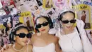 Canti Tachril, Sheryl Sheinafia, dan Enzy Storia kompak cosplay menjadi Princess Diaries. Mereka pun tampil serba putih dengan kacamata hitam sesuai ciri khas. Misalnya saja Sheryl mengenakan atasan korset dipadukan celana panjang lengkap dengan kaca mata hitam, mahkota, dan earphone. [@sherylsheinafia]