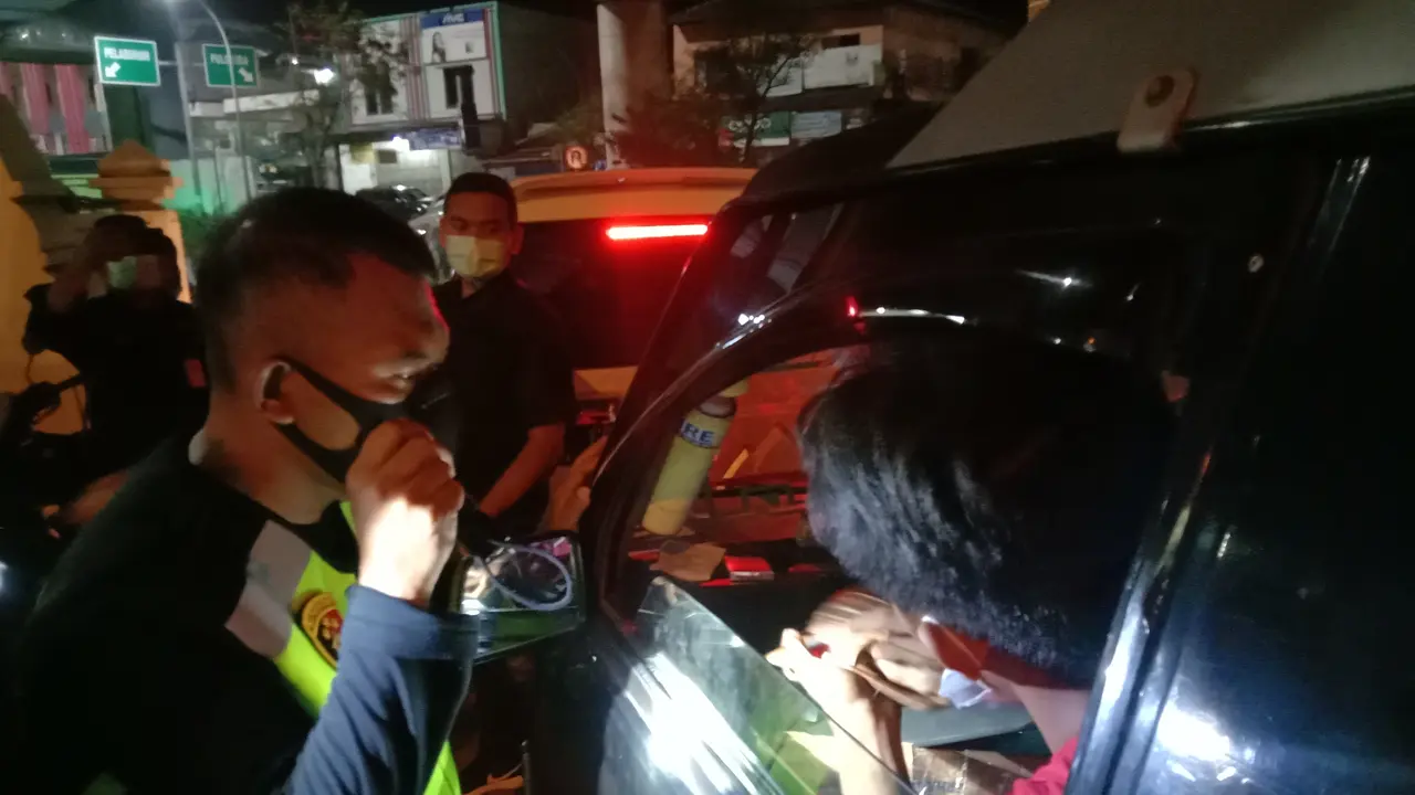 Kapolres Cilegon, AKBP Sigit Hariyanto Saat Mengecek Kendaraan Di Depan Pelabuhan Merak. (Selasa, 11/05/2021). (Liputan6.com/Yandhi Deslatama).