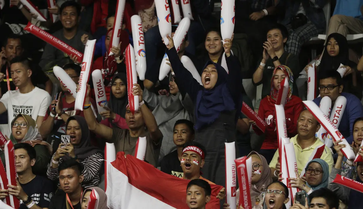 Suporter saat laga pertandingan antara Tontowi Ahmad/Lilyana Natsir, melawan Zheng Siwei/Huang Yaqiong, pada laga Indonesia Masters 2019 di Istora, Jakarta, Minggu (27/1). Tontowi/Liliyana kalah 21-19, 19-21, 16-21. (Bola.com/M Iqbal Ichsan)