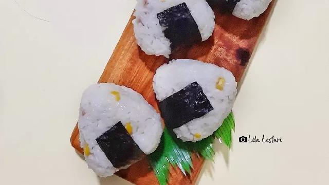 Resep onigiri nasi jagung isi tuna mayo, menu bekal yang simpel dan nikmat. (dok. Cookpad @lilawahyu)