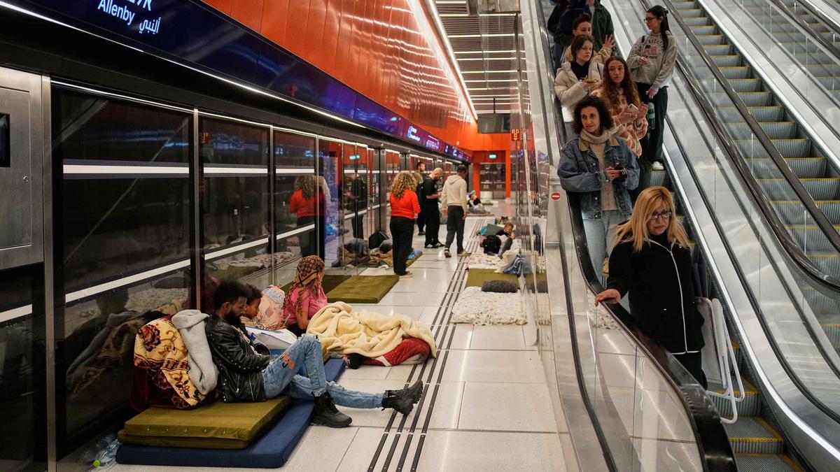 Sirene Serangan Udara Berbunyi, Orang-orang di Tel Aviv Berlindung di Stasiun Kereta Bawah Tanah