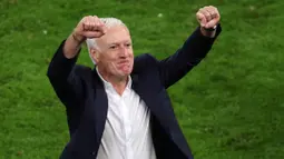 Pelatih Prancis, Didier Deschamps melakukan selebrasi setelah menjuarai Piala Dunia 2018 setelah mengalah Kroasia pada partai final di Luzhniki Stadium, Moscow, Rusia, 15 Juli 2018. (AFP/Ronny Hartmann)
