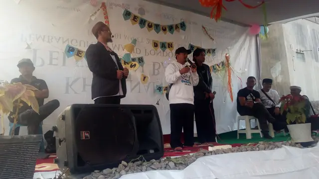Panitia Penutupan Pesantren Kilat Ramadan memperkenalkan kang Mus (Epy Kusnandar), salah satu pemeran utama film Preman Pensiun, saat ngabuburit di Garut