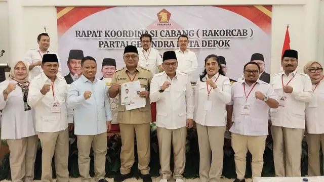 Sekda Kota Depok, Supian Suri saat menyerahkan formulir pendaftaran untuk menjadi kader Gerindra pada Rakorcab Gerindra Kota Depok, Tapos, Depok.