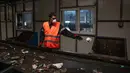 Program pemilahan ini menjadi sangat krusial untuk mengurangi beban tempat pembuangan sampah yang terbatas. Tampak dalam foto, seorang pekerja memisahkan benda-benda plastik dari bahan limbah lainnya di atas conveyor belt di pabrik daur ulang di kota Corfu pada 15 Oktober 2025. (Angelos TZORTZINIS/AFP)