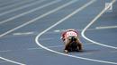 Pelari Indonesia Triyaningsih bersujud setelah mencapai garis finis dalam cabang olahraga atletik nomor lari 10 km putri SEA Games 2017 di Stadion Nasional Bukit Jalil, Kuala Lumpur, Malaysia, Kamis (24/8). (Liputan6.com/Faizal Fanani)