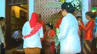 Berikut ritual Dodol Dawet pada rangkaian pernikahan Kahiyang Ayu setelah prosesi siraman. (Foto: Liputan6.com)