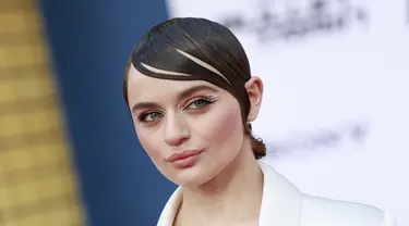 Aktris AS Joey King menghadiri pemutaran perdana "Bullet Train" di Los Angeles di teater Regency Village di Westwood, California (1/8/2022). Joey King tampil memukau dalam balutan gaun putih. (AFP Photo/Michael Tran)