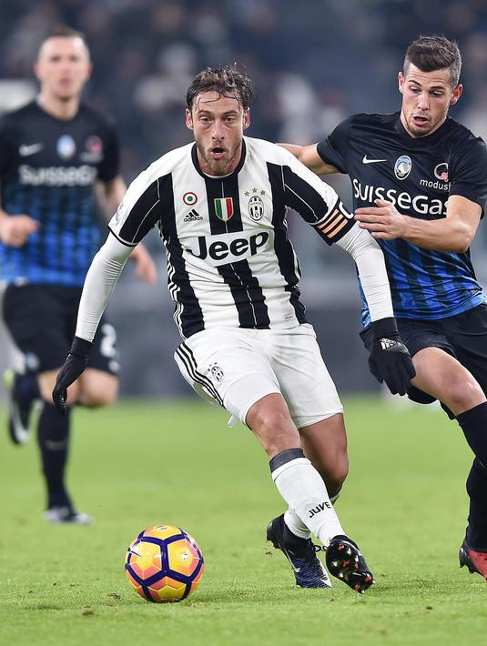 Pemain Juventus, Claudio Marchisio (kiri) mencoba melewati hadangan pemain Atalanta, Remo Fleuer pada laga semifinal Coppa Italia di Juventus Stadium, Turin (11/1/2017). Juventus menang 3-2. (Alessandro Di Marco/ANSA via AP)