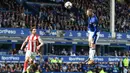 Aksi sundulan Wayne Rooney yang tak sanggup diadang kiper Stoke City pada laga perdana Premier League 2017-2018 di Goodison Park, Liverpool (12/8/2017). Everton menang 1-0. (AFP/Oli Scarff)