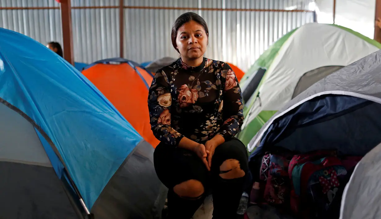 Imigran El Salvador Gabriela Orellana (25) berpose di dalam tempat penampungan di Tijuana, Meksiko 6 April 2019. Rombongan migran Amerika Tengah mencapai kota perbatasan Meksiko -AS tersebut untuk mencari suaka akibat kekerasan, pembunuhan dan kemiskinan yang mengancam mereka. (REUTERS/Carlos Jasso)