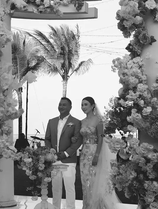 Bukan sekedar liburan, ia juga menghadiri acara pernikahan kerabatnya. [@nikitawillyofficial94]