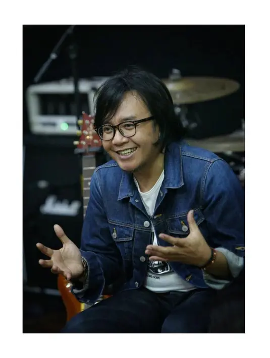 Lahir tengah malam dalam sebuah klinik sederhama lantaran tak memiliki uang untuk biaya persalinan. Dengan tarif Rp 300 ribu. Itulah titik terendah rumah tangga Ari dan Vita. (Instagram/ari_lasso)