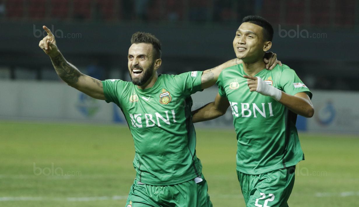 Gelandang Bhayangkara FC, Dendy Sulistyawan, melakukan selebrasi bersama Paulo Sergio usai mencetak gol ke gawang Arema FC pada laga Liga 1 di Stadion Patriot, Bekasi, Jumat  (4/8/2017). Skor sementara babak 1 imbang 1-1. (Bola.com/M Iqbal Ichsan)