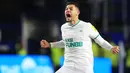 Bruno Guimaraes akhirnya mampu memperkecil skor menjadi 1-2 lewat golnya pada menit ke-69. (AFP/Lindsey Parnaby)