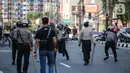 Sejumlah aparat kepolisian terlibat bentrok dengan massa di kawasan Pejompongan, Jakarta, Rabu (7/10/2020). Belum bisa dipastikan apakah aksi tersebut berkaitan dengan isu aksi penolakan pengesahan UU Omnibus Law Cipta Kerja. (Liputan6.com/Faizal Fanani)