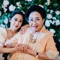 Pendiri brand kecantikan lokal Mustika Raty, Mooryati Soedibyo meninggal dunia pada hari ini, Rabu (24/4/2024). Beberapa waktu lalu, sang cucu Kusuma Puteri resmi menikah. Di foto ini terlihat kedekatan keduanya bahkan dalam balutan outfit berwarna serasi. [Foto: Instagram/kusumaputeri]
