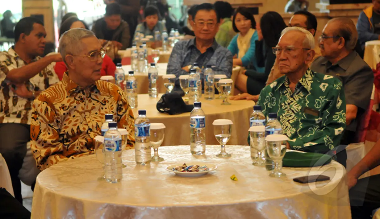 Jenderal TNI (Purn) H. Try Soetrisno (kiri) saat menghadiri Syukuran film Jenderal Soedirman di Balai Sudirman, Tebet, Jakarta, Selasa (20/1/2015). (Liputan6.com/Panji Diksana)