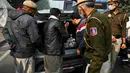 Setidaknya 13 orang dikabarkan tewas, sementara 20 lainnya terluka dalam ledakan mobil yang terjadi pada Senin (10/11/2025) malam waktu setempat di dekat Red Fort atau Benteng Merah di New Delhi, India. Tampak dalam foto, petugas kepolisian memeriksa sebuah mobil selama pemeriksaan acak kendaraan di kawasan kota tua Delhi pada 11 November 2025. (Arun SANKAR / AFP)