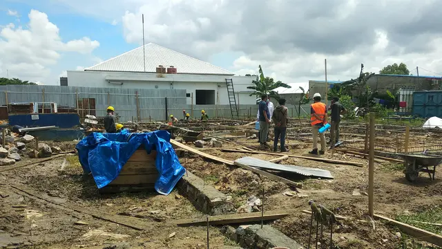 Proses pembangunan 24 bilik isolasi di Sultra, bakal selesai dalam waktu sebulan.(Liputan6.com/Ahmad Akbar Fua)