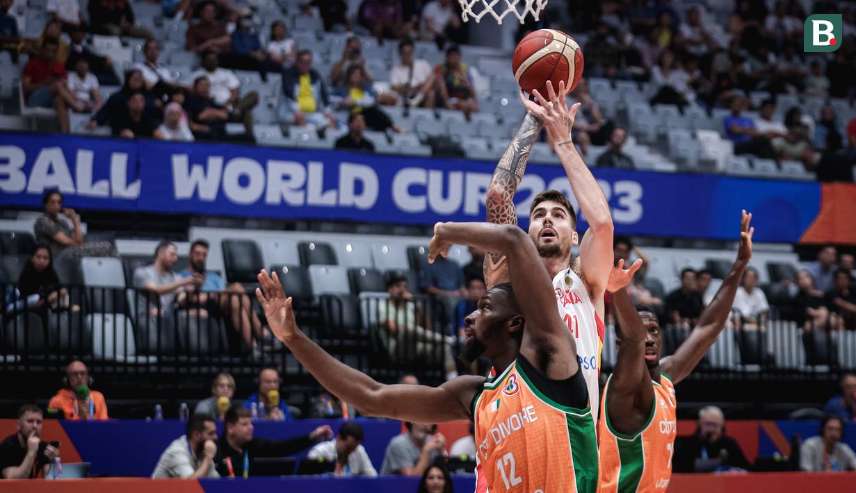 <p>Pebasket Spanyol, Juancho Hernangomez (tengah) melepaskan shooting dibayangi dua pebasket Pantai Gading, Vafessa Fofana (kiri) dan Jean Philippe Dally pada laga Grup G Piala Dunia FIBA 2023 di Indonesia Arena, Senayan, Jakarta, Sabtu (26/08/2023). (Bola.com/Bagaskara Lazuardi)</p>