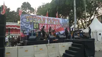 Konser masyarakat Papua yang digelar persis di depan Polsubsektor Thamrin. (Liputan6.com/Nanda Pernada Putra)