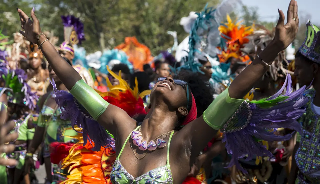 Seorang partisipan menari saat mengikuti West Indian Day Parade di Brooklyn, New York, Senin (7/9/2015). Parade yang berlangsung tiap tahun ini merayakan budaya Karibia dan sejarah. (REUTERS/Andrew Kelly)