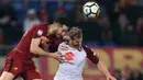 Pemain AS Roma, Kostas Manolas (kiri) berusaha menyundul bola dari pemain Torino, Cristian Ansaldi pada laga Serie A di Olympic Stadium, Roma, (9/3/2018). Roma menang 3-0. (AFP/Filippo Monteforte)
