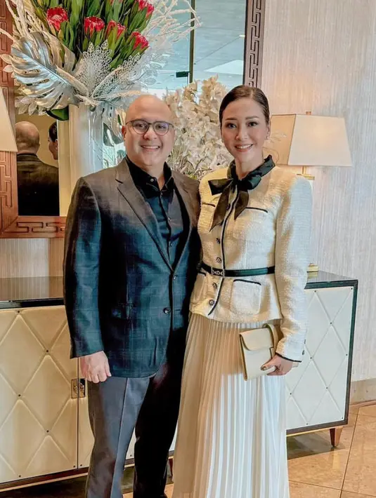 Maia tampil dengan gaya Parisiannya, ia mengenakan atasan putih aksen kantung lengkap dengan pita hitam di leher dipadukan sabuk hitam dan rok plisket ya. [@maiaestiantyreal]