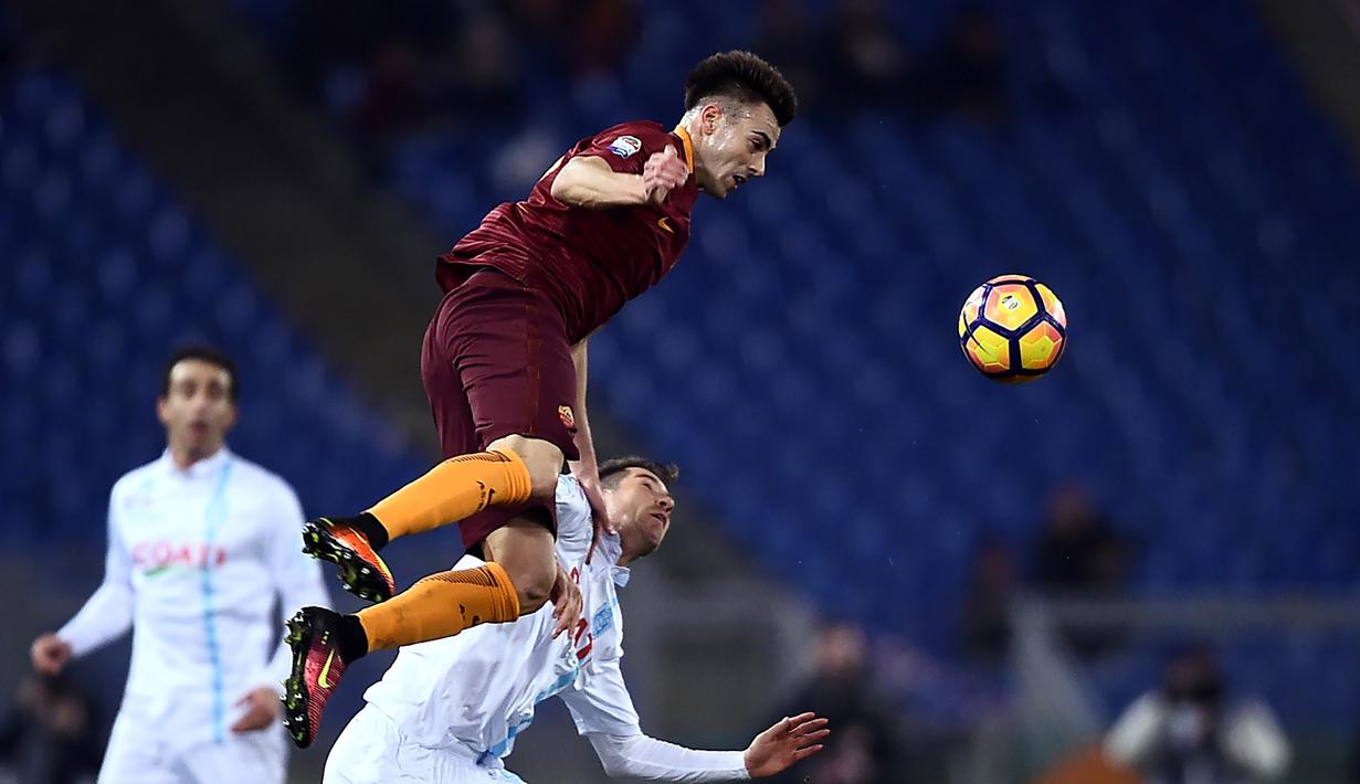 Duel Pemain AS Roma, El Shaarawy (kiri) saat berebut bola dengan pemain Chievo, Mariano Izco pada lanjutan Serie A Italia di Olympic Stadium, Roma, (22/12/2016). Roma menang 3-1.  (AFP/Filippo Monteforte)