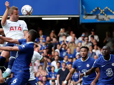 Pemain Tottenham Hotspur Harry Kane (atas) mencetak gol gawang Chelsea pada pertandingan sepak bola Liga Inggris di Stadion Stamford Bridge, London, Inggris, 14 Agustus 2022. Pertandingan berakhir imbang 2-2. (AP Photo/Ian Walton)