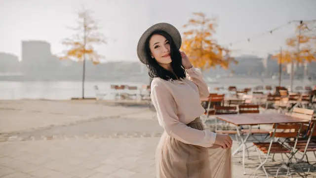 wanita agustus aura yang berkelas