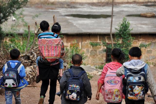 Di saat anak-anak lain berjalan sendiri untuk brangkat sekolah, ibu Zhang menggendong Zhao dengan penuh ketulusan | Photo: Copyright shanghaiist.com